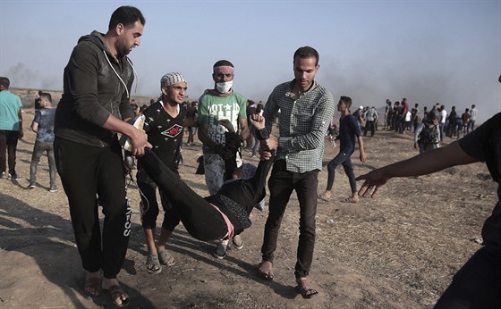 Palestintí demonstranti nesou zrannou enu (15. kvtna 2018).