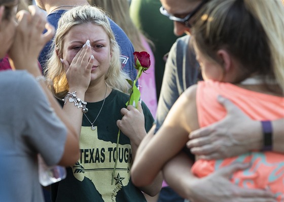 Studenti v obětí během smutečního obřadu za oběti střelby na texaské střední...