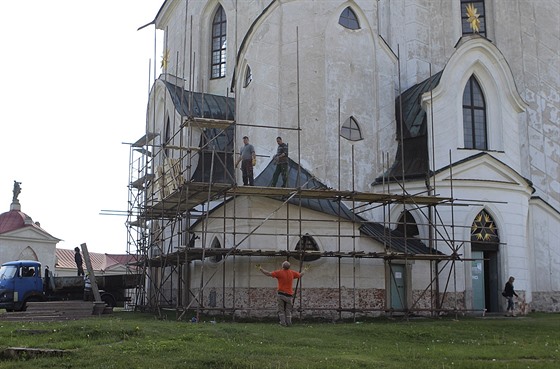 Dělníci už začali stavět lešení kolem kostela na Zelené hoře. Celý jeho plášť...