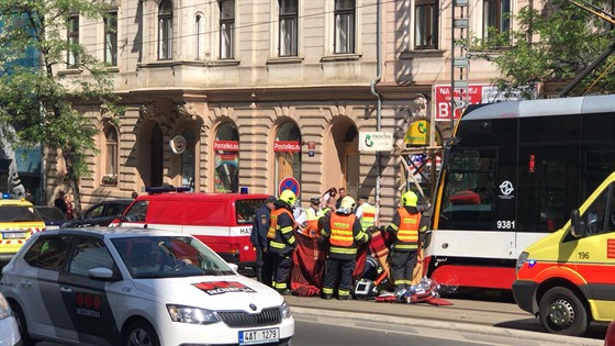 Záchranái oivují dva chodce po sráce tramvají nedaleko zastávky I. P....
