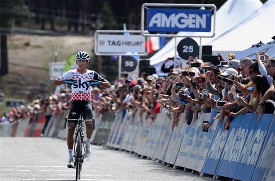 Egan Bernal slaví etapový triumf pi závodu Kolem Kalifornie.