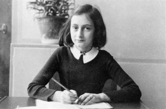 Anne Franková zaala deník psát ve 13 letech v úkrytu v Amsterdamu.