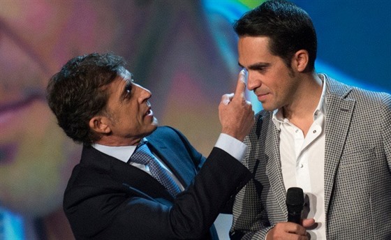 Alberto Contador (vpravo) a mikrofon. To je spojení, které funguje.