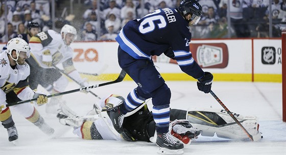 Blake Wheeler z Winnipegu se snaí obehrát brankáe Marca-Andreho Fleuryho z...