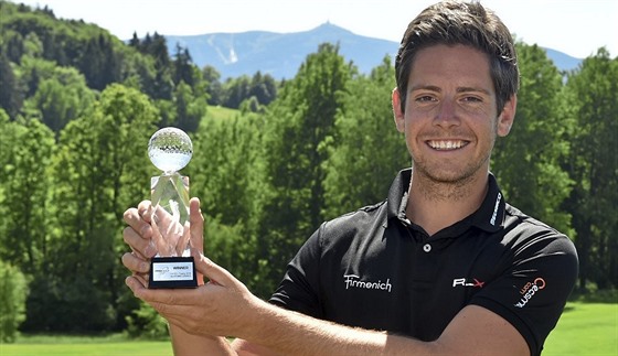 Francouzský golfista Richard Jouven pózuje s trofejí pro vítze turnaje ze...