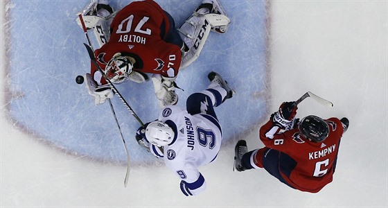 Washingtonský branká Braden Holtby likviduje za pomocui Michala Kempného anci...