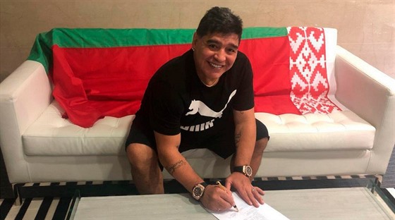 Diego Maradona podepisuje smlouvu s bloruským Brestem.