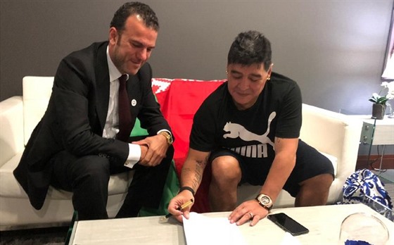 Diego Maradona (vpravo) podepisuje smlouvu s běloruským Brestem.