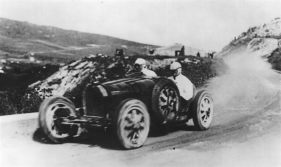 Eliška Junková na trati Targa Florio v roce 1928. Dlouho útočila na první...
