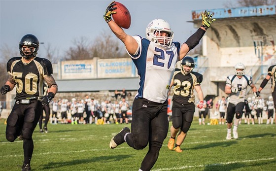 Dominik Dvorský skóruje touchdown proti Pardubicím Stallions.