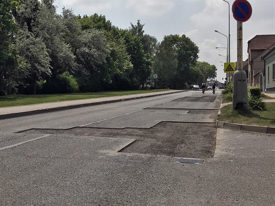 Silnice v Kladn zdobí vyfrézované díry, lidé ekají na opravu ti týdny....