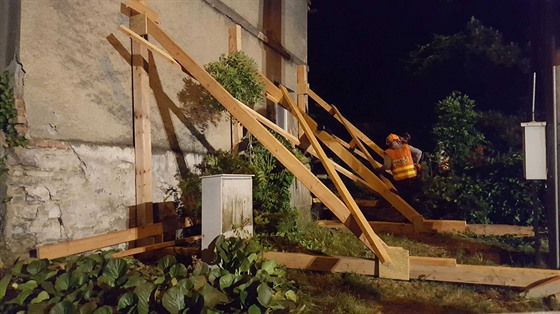 V Tučapech na Olomoucku se v neděli večer začala domu bortit zeď, hasiči proto...