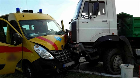 U Olomouce se v úterý ráno při nehodě srazil nákladní vůz, sanitka a osobní...