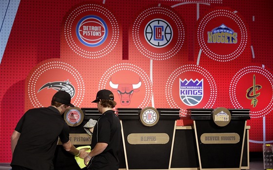 Technici chystají studio, ve kterém proběhne draftová loterie NBA.