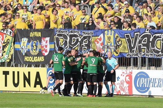 Příbramští fotbalisté se radují z gólu před fanoušky Opavy.