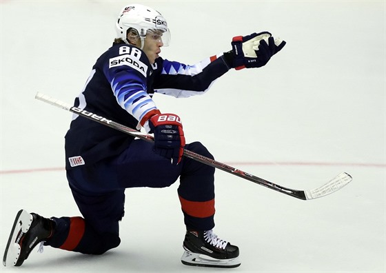 Americký kapitán Patrick Kane slaví svůj druhý gól proti Česku.
