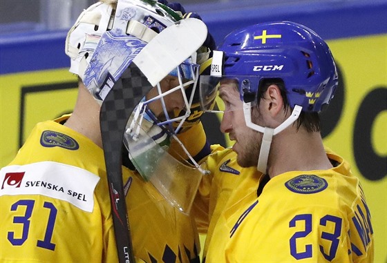 Švédský gólman Anders Nilsson se raduje z postupu do semifinále MS 2018...