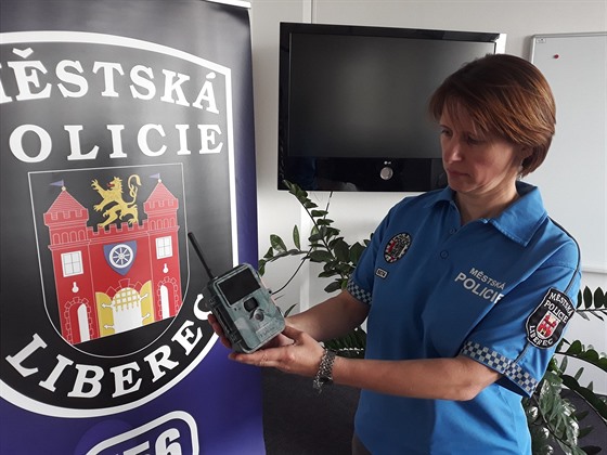 Mluvčí liberecké městské policie Daniela Bušková s jednou z fotopastí.