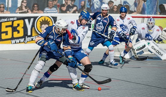 Momentka z hokejbalového duelu Pardubice (bílomodrá) vs. Ústí nad Labem