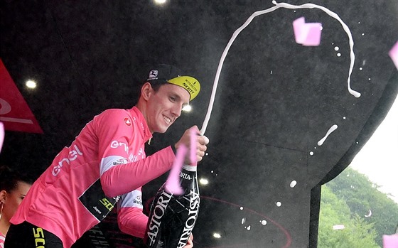 AMPÍKO. Britský cyklista Simon Yates udrel rový trikot i po 8. etap Gira