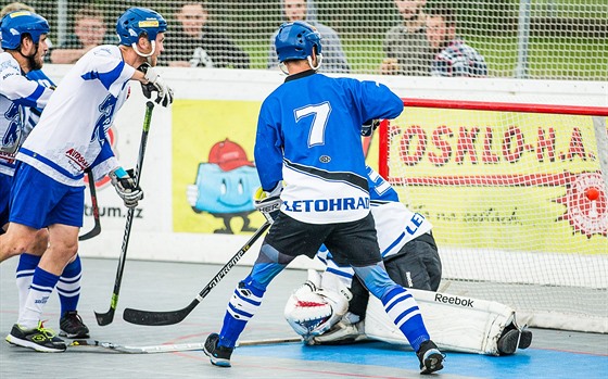 Momentka z hokejbalového duelu Pardubice (modrobílá) vs. Letohrad