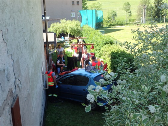 Auto skončilo ve zdi domu pod silnicí nedaleko místní tělocvičny.