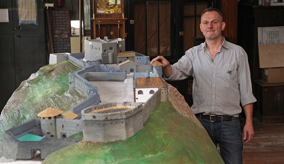 Jeden z modelů znázorňuje celý hukvaldský hrad v současné podobě, druhý pak...