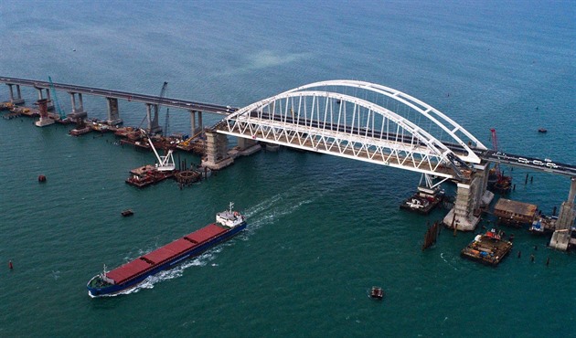 Ukrajina tápe, zda zničit klíčový most na Krym. Nabízí se útok kamikaze čluny