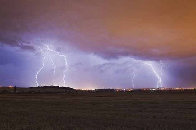 Jihovýchod Česka zasáhnou bouřky a vítr, hrozí lijáky a kroupy