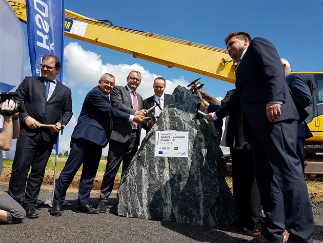 editelství silnic a dálnic zahájilo stavbu dálnice D11 ze Smiic do Jarome...