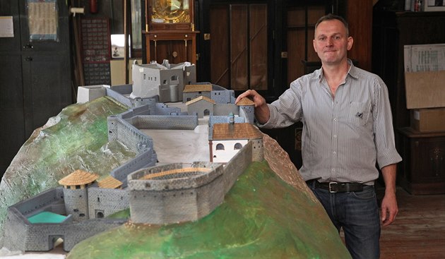Jeden z model znázoruje celý hukvaldský hrad v souasné podob, druhý pak...