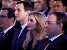 Ivanka Trumpová a její mu Jared Kushner (druhý zleva) na slavnostním...