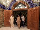 Irácký klerik Muktada Sadr u hrobu svého otce v Nadáfu (14. kvtna 2018)