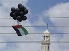 Palestinská vlajka na místě protestů v den otevření americké ambasády v...