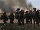 Izraeltí vojáci sledují protesty na hranicích Gazy (14. kvtna 2018)