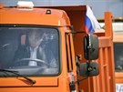 Ruský prezident Vladimir Putin za volantem kamazu pi slavnostním otevení...
