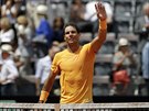 Rafael Nadal zdraví diváky po vítzném tvrtfinále na turnaji v ím.