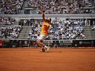Rafael Nadal pi podání ve tvrtfinále turnaje v ím.