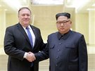 Americký ministr zahranií Mike Pompeo (vlevo) a severokorejský vdce Kim...