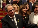 Quim Torra (vlevo) pijímá gratulace poté, co byl katalánským parlamentem...