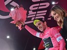 PODRUHÉ. Lídr závodu Simon Yates slaví na Giro dItalia druhé etapové vítzství.