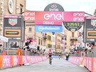 Simon Yates v dresu prbného lídra Giro dItalia ovládl jedenáctou etapu...
