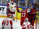 Radost eských hokejist po gólu v prodlouení proti Rusku.