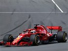 Sebastian Vettel z Ferrari (v popedí) ujídí ve Velké cen panlska jezdci...