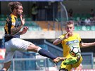Český záložník Jakub Jankto z Udinese (vpravo) odehrává míč před Frankem...