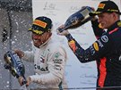 Vítz Velké ceny panlska Lewis Hamilton (vlevo) a tetí Max Verstappen slaví...