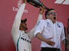 Vítz Velké ceny panlska Lewis Hamilton polévá ampaským Peter Bonnington,...