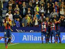 Fotbalisté Levante slaví branku do sít Barcelony.