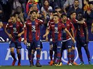 Fotbalisté Levante slaví gól v utkání proti Barcelon.