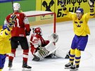 Akce švédských hokejistů končí pukem v síti švýcarského brankáře Leonarda...